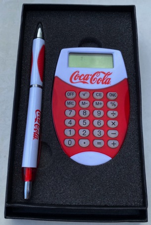 5745-1 € 7,00 coca cola rekenmachine met pen rood wit.jpeg